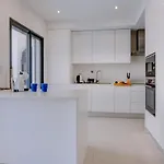 Luxury Townhouse With Pool In אלבור