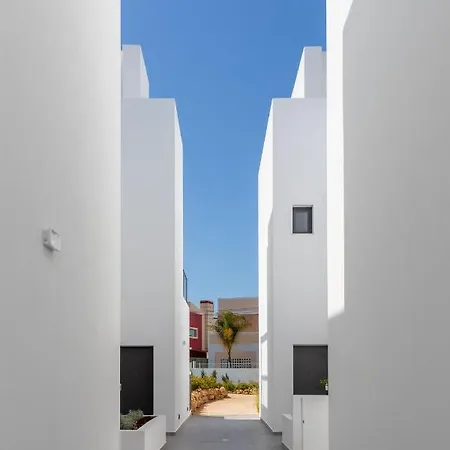 Luxury Townhouse With Pool In Alvor