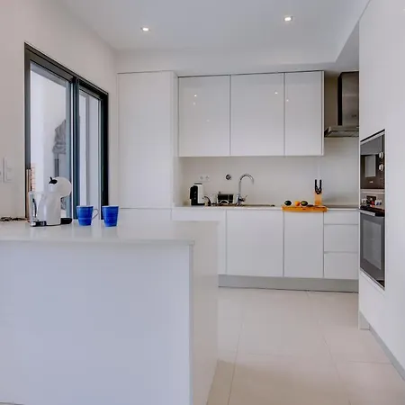 Luxury Townhouse With Pool In Alvor