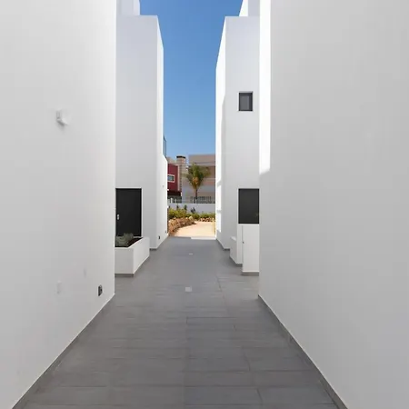 Luxury Townhouse With Pool In * Алвор